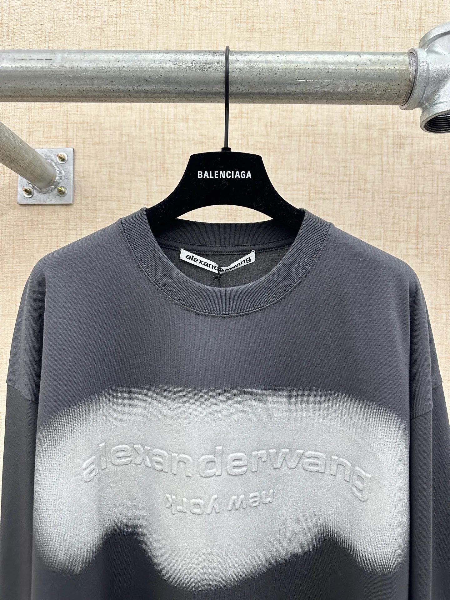 alexanderwang/ T 2026ss Series New Arrival T、 Gray ， ， logo “NEW YORK” ，logo ， ， oversize ， ， ， ， 。 ， ， ， 100% ， alexanderwang halo Series ， ， “ + ” 。 Sizes：S、M、L、XL、